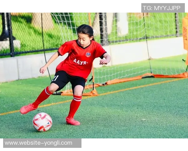 足球场上的魅力风采足球美女尽显青春活力与运动魅力